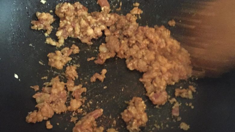 瑶柱肉末豆腐,热锅下小许油,炒熟肉末盛出备用
