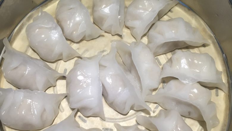 水晶饺,在锅中烧开水后放入蒸笼,中火蒸6分钟后,熄火虚蒸5分钟。开盖装盘即可食用
