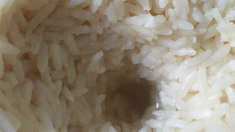 米酒鸡蛋小圆子#健康美颜餐#,起锅烧水,这时候准备水淀粉及其它