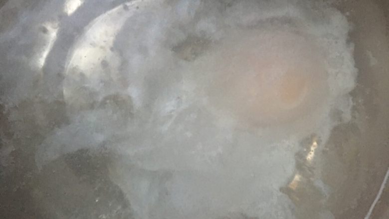 米酒鸡蛋小圆子#健康美颜餐#,水开啦,鲜打个荷包蛋!