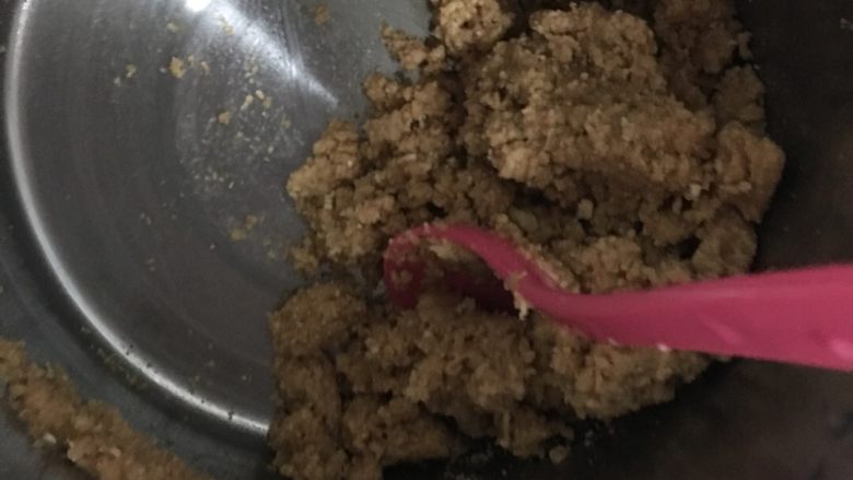 海洋芒果酸奶慕斯蛋糕,黄油倒入消化饼干中,搅拌