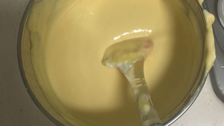 海洋芒果酸奶慕斯蛋糕,将打发好的奶油倒入芒果泥中,上下搅拌