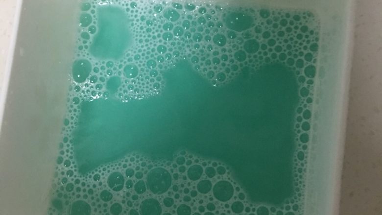 海洋芒果酸奶慕斯蛋糕,吉利丁片10克隔水融化加鸡尾酒,做海洋果冻