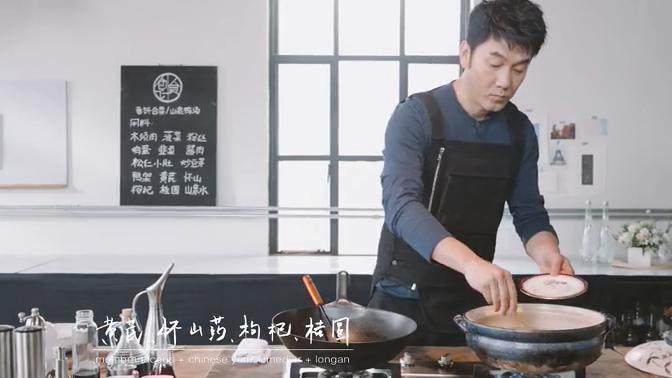 春饼合菜&山泉鸭汤,6.将鸭架汤倒入砂锅中继续煮,放入黄芪、怀山药、枸杞、桂圆