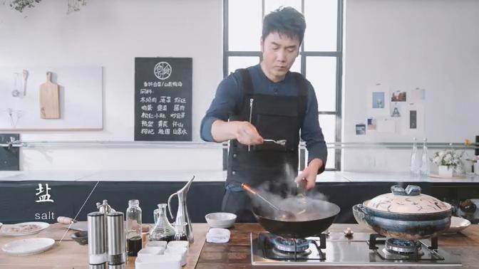 春饼合菜&山泉鸭汤,4.加醋,放入鸡蛋,加盐翻炒