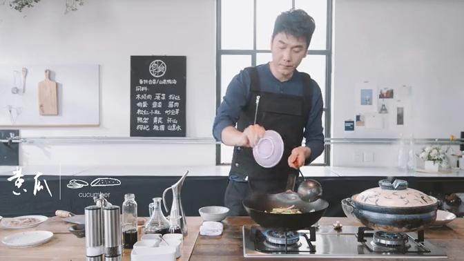 春饼合菜&山泉鸭汤,5.加入黄瓜,翻炒后盛出