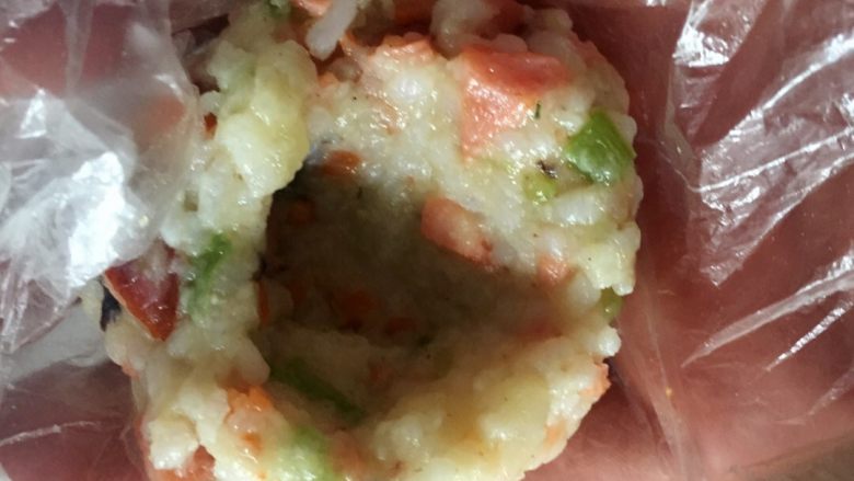 芝士饭团,捏成团,中间可以根据自己喜好加入馅,我这次中间加入了奶酪。