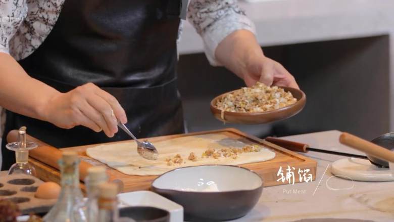 腊八蒜炖带鱼&汁油饼,2-5.将油渣碎铺在面皮上,卷面皮后压扁成饼