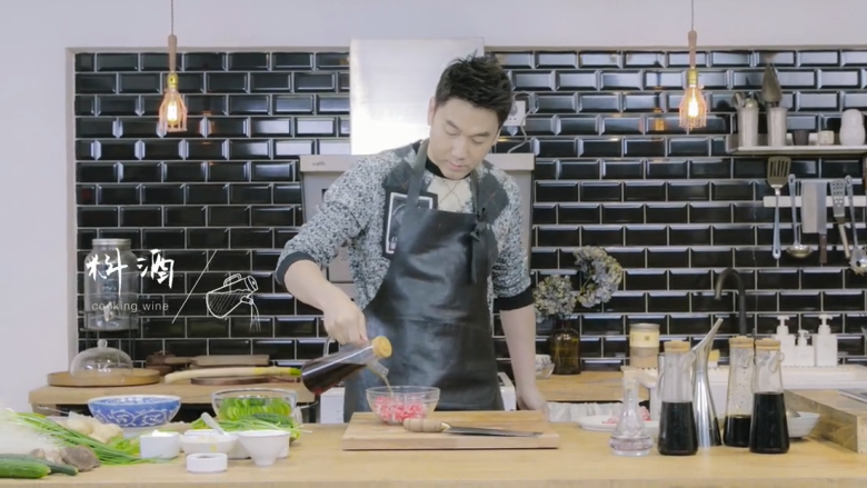 蚂蚁上树&姜汁黄瓜,2-1.将适量<a style='color:red;display:inline-block;' href='/shicai/ 718'>料酒</a>倒入<a style='color:red;display:inline-block;' href='/shicai/ 40047'>牛肉碎</a>、猪肉碎中搅拌均匀