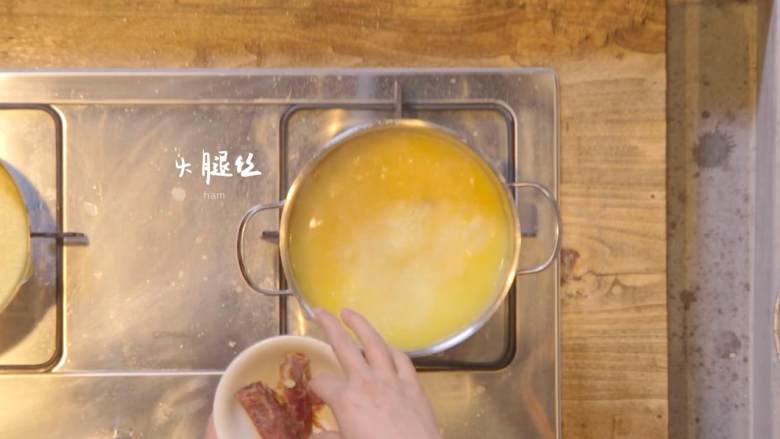 飘香皇坛子,将火腿丝倒入鸡汤中,片刻后捞出放置一旁
