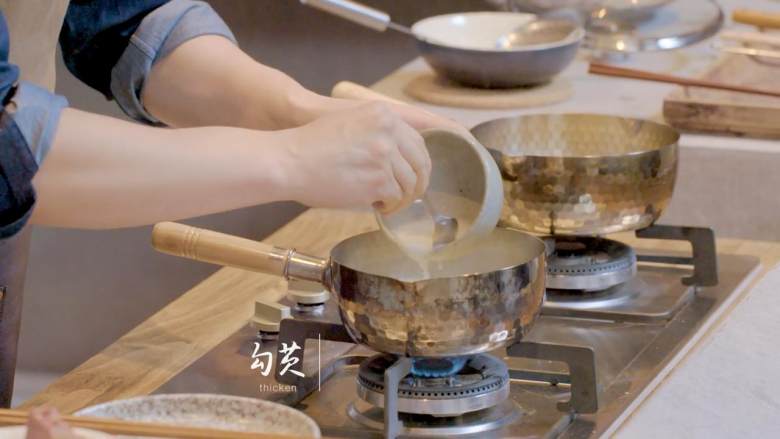 飘香皇坛子,热锅,倒入四勺鸡汤,将先前煮好的原料全部倒入汤内,再倒入适量盐、鸡粉、糖、<a style='color:red;display:inline-block;' href='/shicai/ 45425'>勾芡汁</a>、鸡汁