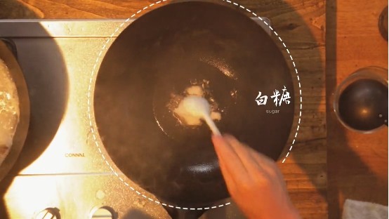 糖醋排骨&鲫鱼萝卜汤,2-3.热锅，姜切块儿，倒入适量色拉油、<a style='color:red;display:inline-block;' href='/shicai/ 10588'>糖</a>，翻搅