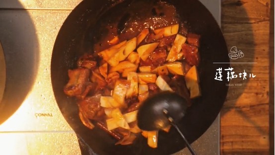 糖醋排骨&鲫鱼萝卜汤,2-6.依次倒入适量醋、少许<a style='color:red;display:inline-block;' href='/shicai/ 710'>桂皮</a>、藕块儿、适量<a style='color:red;display:inline-block;' href='/shicai/ 788'>生抽</a>翻炒