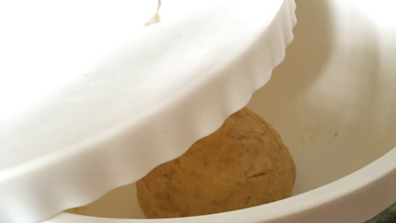 菠萝派,和好的面放入冰箱发酵15分钟以上,最好1-4小时。