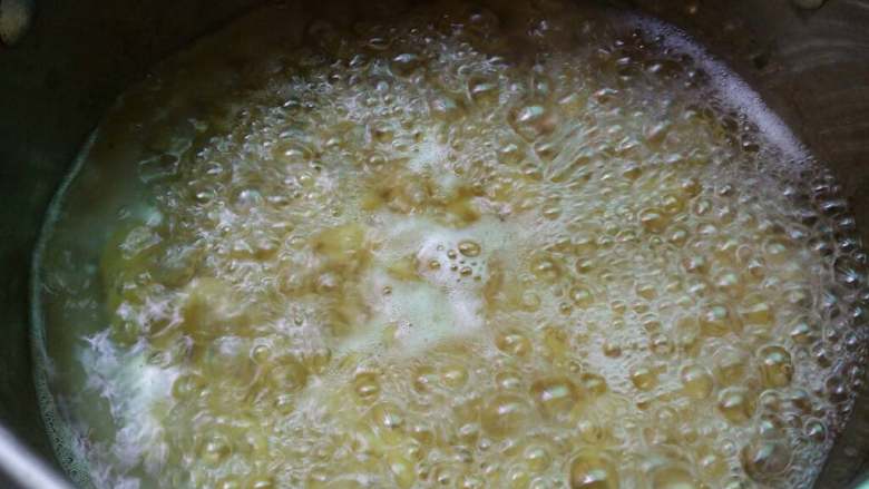 黑椒意粉#健康美颜餐#,锅里烧开水放入意面和一勺盐煮