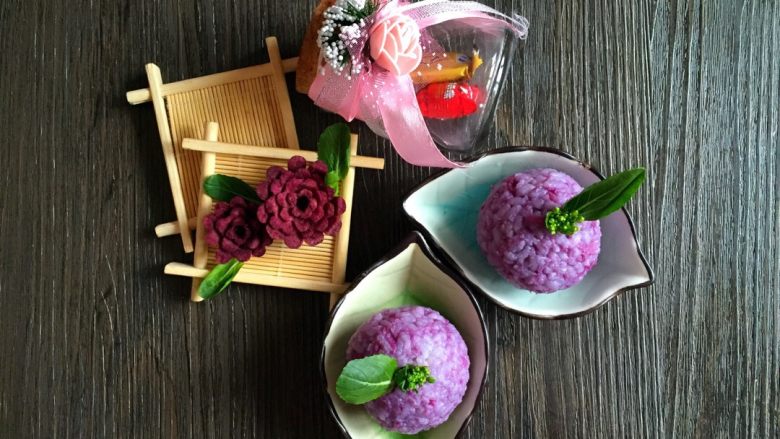 紫薯饭团#健康美颜餐#,美味的紫薯饭团快来试试吧,甜甜的紫薯香包裹着米饭,让剩米饭华丽丽的逆袭。