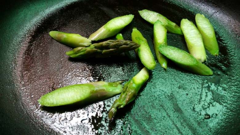 黑椒意粉#健康美颜餐#,平底锅擦上一层薄薄的<a style='color:red;display:inline-block;' href='/shicai/ 851'>橄榄油</a>～放入<a style='color:red;display:inline-block;' href='/shicai/ 122'>芦笋</a>翻炒几下