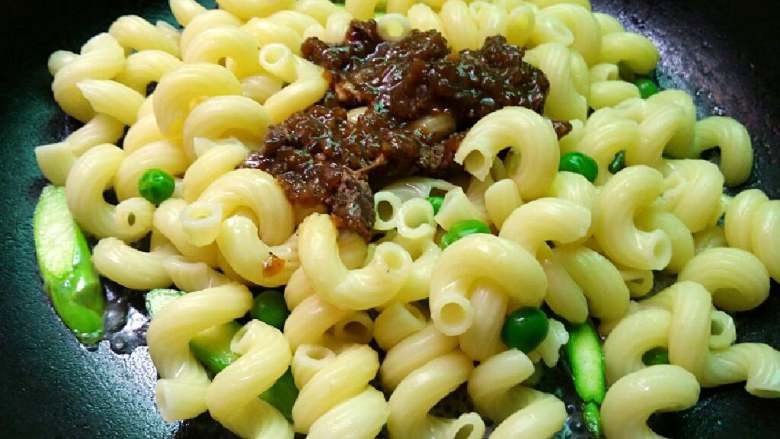 黑椒意粉#健康美颜餐#,再放入<a style='color:red;display:inline-block;' href='/shicai/ 7776'>意粉</a>和<a style='color:red;display:inline-block;' href='/shicai/ 26895'>黑椒酱</a>翻炒均匀