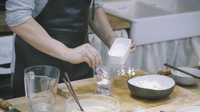 天津煎饼果子&豆腐脑,5.取一个小杯放入淀粉,加水搅拌