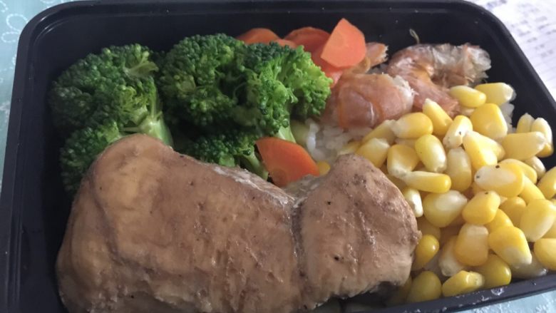 鸡胸肉健身简餐小便当,都过水一下，简单摆盘！就可以食用，非常健康