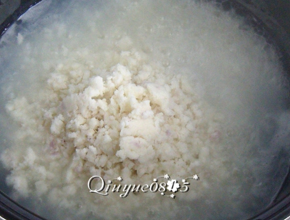 民国美龄粥#健康美颜餐#,等粥煮至米粒开花,放入山药泥。