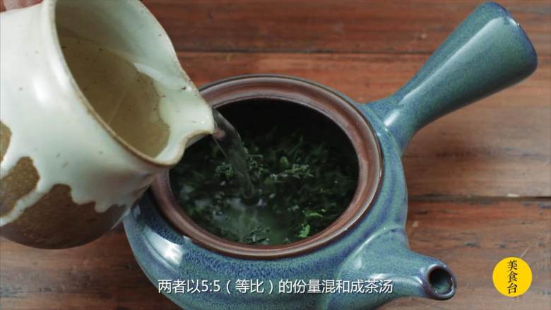 烤三文鱼茶泡饭,用开水冲泡煎茶,加入出汁,以5:5的分量混合成茶汤。喜欢茶味浓的可以适当多加煎茶