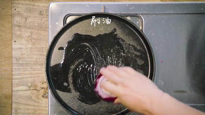 奇异果照烧三文鱼配印尼炒饭,热锅,倒适量<a style='color:red;display:inline-block;' href='/shicai/ 851'>橄榄油</a>,用红洋葱涂抹锅内,将三文鱼放入平底锅内
