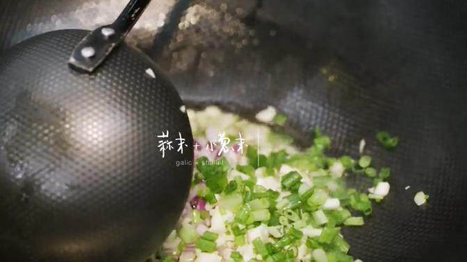 奇异果照烧三文鱼配印尼炒饭,热锅,倒入适量橄榄油,依次倒入红洋葱、蒜末、<a style='color:red;display:inline-block;' href='/shicai/ 157'>小葱</a>末、橄榄油
