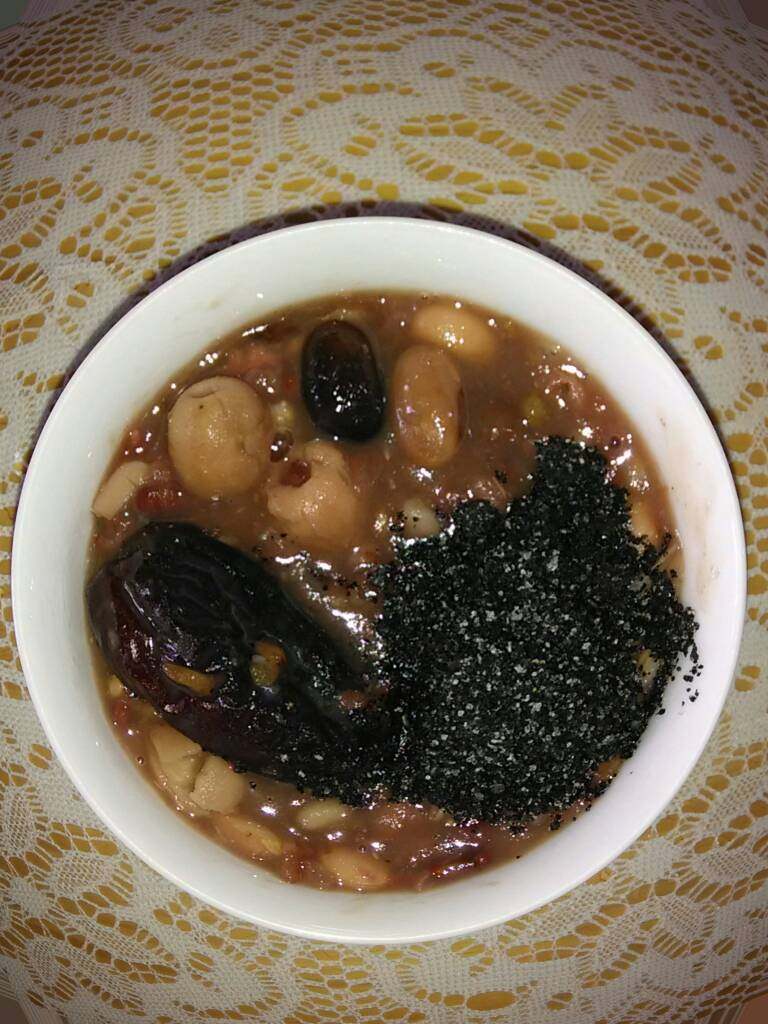 八宝粥#健康美颜餐#,盛上一碗,打一勺甜芝麻碎,拌勺即可食用。