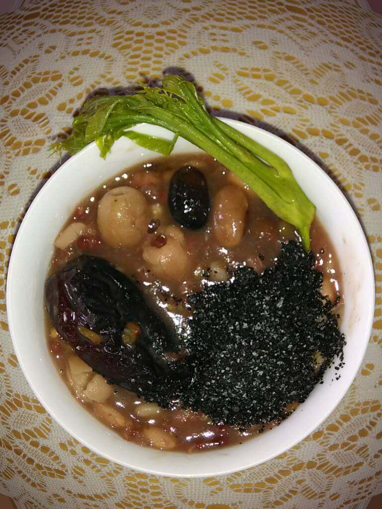 八宝粥#健康美颜餐#,再来根自己做的盐渍香椿,色香味全了。