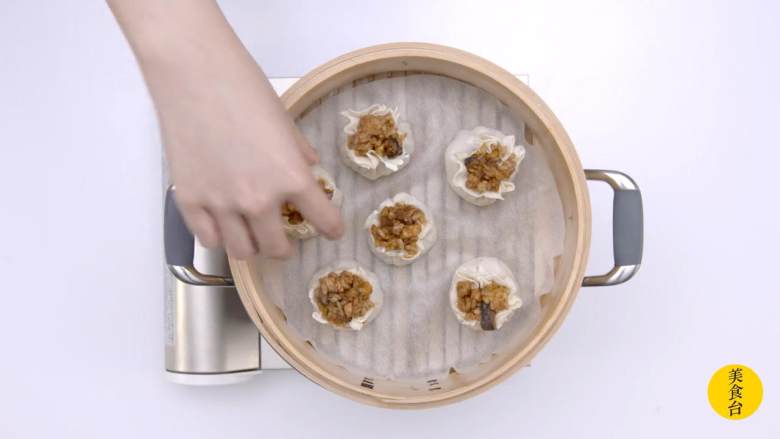烧麦,放入蒸笼,水开后大火蒸6分钟