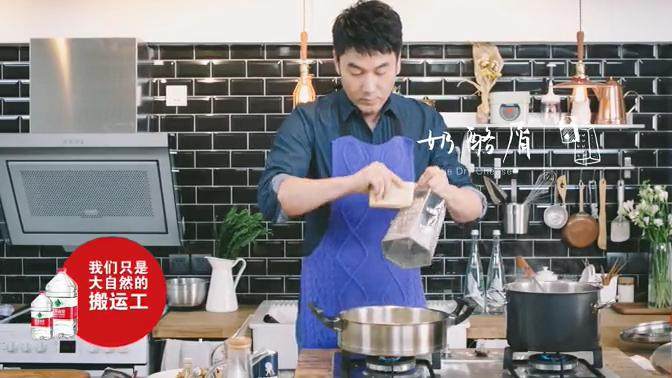 宫保鸡丁意大利面,加入奶酪屑、超好的鸡肉丁一起翻炒，出锅装盘。