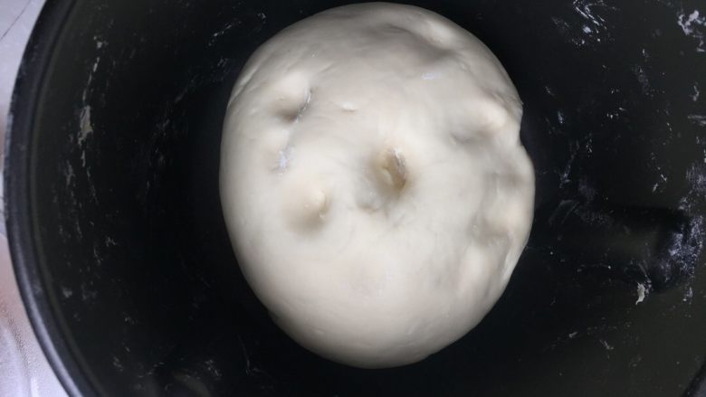 红薯豆沙包,盖上保鲜膜放在温暖处发酵至两倍大(这张图是之前白面团的图)