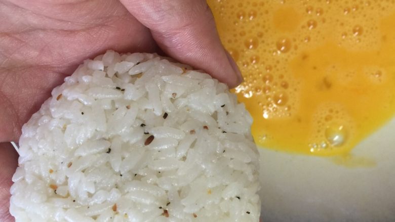 黑椒芝士米饼🍘,米饭捏成团拍成饼,需要一些手劲,打一个<a style='color:red;display:inline-block;' href='/shicai/ 9'>鸡蛋</a>