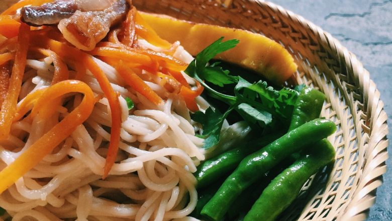 胡萝卜丝凉面,烧锅开水，下少许盐和食用油，水开后下面煮至断生（不要太烂）捞出过凉水待用