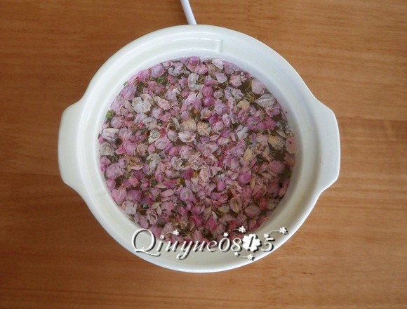 桃花粥#健康美颜餐#,洗干净的干桃花温水浸泡半小时左右