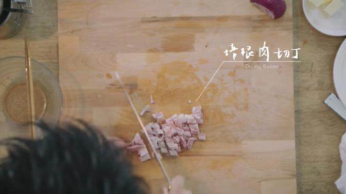 法式里昂沙律&鸡肉卷饼,将<a style='color:red;display:inline-block;' href='/shicai/ 11621'>培根肉</a>切丁