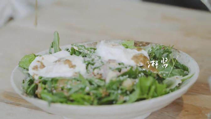 法式里昂沙律&鸡肉卷饼,最后放上煮好的蛋,撒上奶酪屑、淋上酱,放<a style='color:red;display:inline-block;' href='/shicai/ 5056'>核桃仁</a>,法式里昂沙律就做好啦~