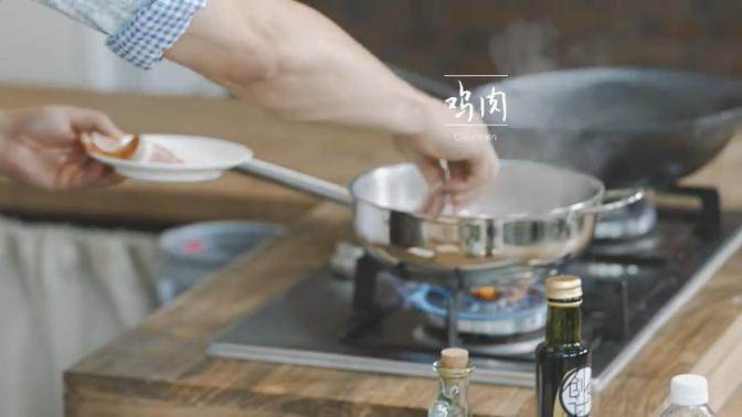 法式里昂沙律&鸡肉卷饼,鸡肉卷饼:取煮锅烧开水,加入橄榄油、海盐,再将鸡胸肉放入锅中煮熟