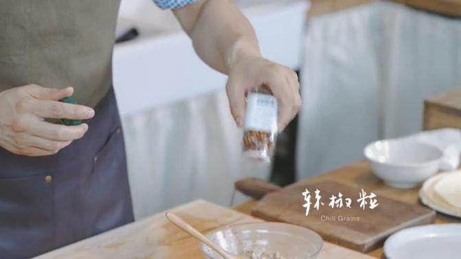 法式里昂沙律&鸡肉卷饼,将鸡肉与酱汁混合搅拌,再加入沙拉酱、辣椒碎、黑胡椒粉、海盐搅拌均匀