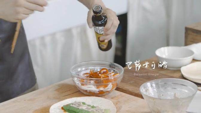 法式里昂沙律&鸡肉卷饼,再向伴菜中加入少许巴萨米可醋搅拌