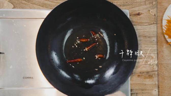 江西炒米粉&原盅南瓜汤 ,取炒锅加入适量油,加干<a style='color:red;display:inline-block;' href='/shicai/ 62'>辣椒</a>爆香