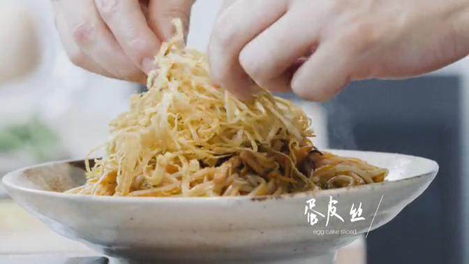 江西炒米粉&原盅南瓜汤 ,翻炒均匀盛出,最后放上蛋丝装饰