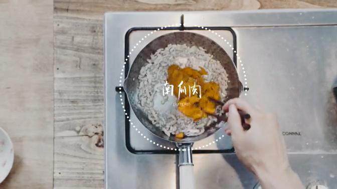 江西炒米粉&原盅南瓜汤 ,锅中加入少许有油,将肉沫炒变色后再加南瓜肉翻炒再加水煮熟