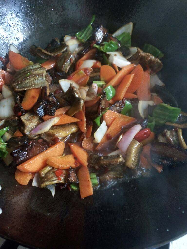 酱肉鳝鱼片#有个故事#,鳝鱼断生后,加入胡萝卜洋葱青椒翻炒入味,加鸡精调味即可出锅。