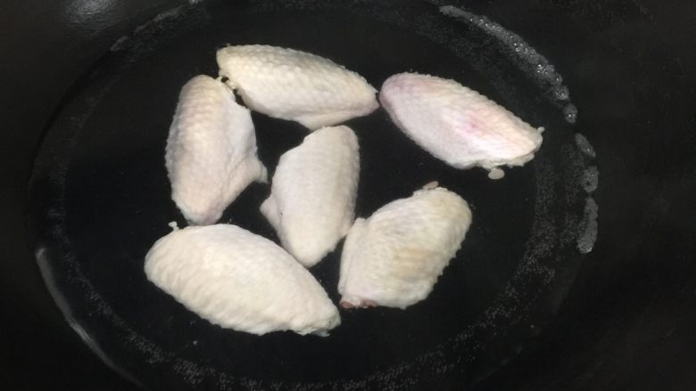 新奥尔良秘制烤翅🐔,烧开水后,把鸡翅放下去热一热,半熟状捞起