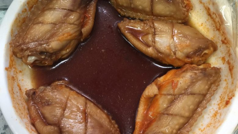 新奥尔良秘制烤翅🐔,将鸡翅前后各划两刀以便入味。
取一小碗,将生粉和<a style='color:red;display:inline-block;' href='/shicai/ 692'>酱油</a>放入,用温水调融,混入调料汁中。放入冰箱冷制一晚上。