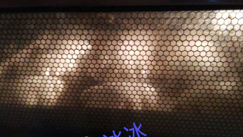 黑米馅小餐包,烤箱上下管160度预热十分钟,把面包放进烤箱进行烤制。