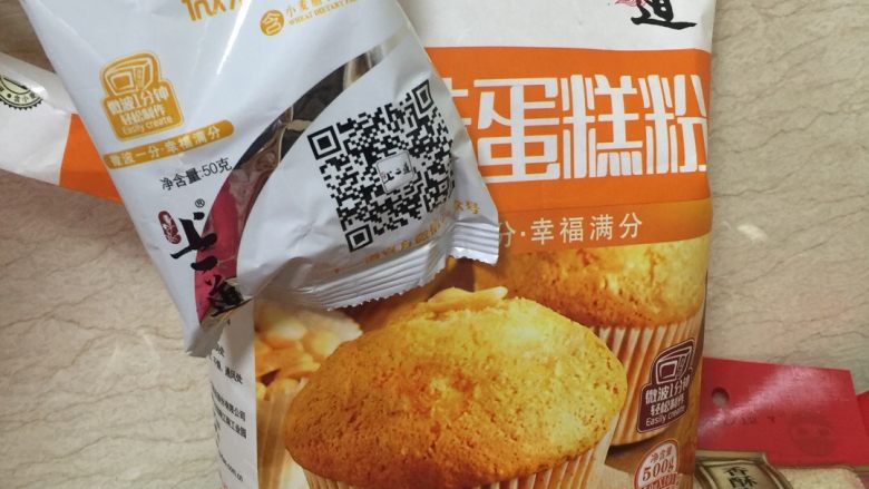 奶香脆皮小蛋糕🍰,取一包蛋糕粉,边倒入边搅拌(顺一个顺序)