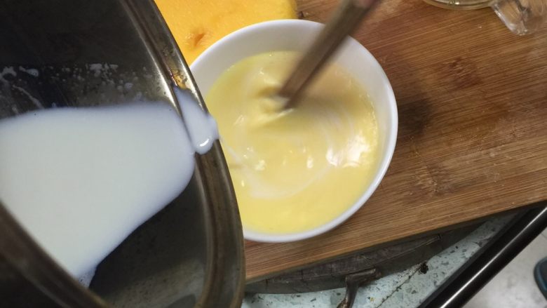 芒果布丁🍮【黑暗料理】,将牛奶倒入鸡蛋,
边搅拌边倒,要顺着一个顺序,
一点一点地倒,别把鸡蛋弄熟了
加入<a style='color:red;display:inline-block;' href='/shicai/ 869'>白砂糖</a>,静止四五分钟,搅拌至融